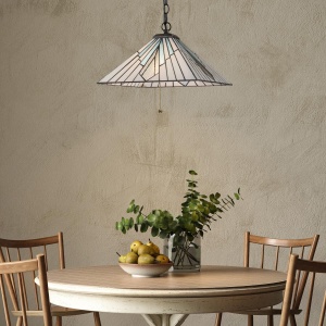 Tiffany hanglamp met glazen piramidescherm boven ronde houten eettafel