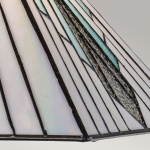 Tafellamp Tiffany pyramidevorm glas in wit en turquoise met bronzen afwerking