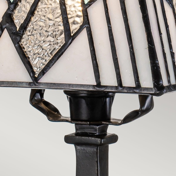 Tafellamp Tiffany met glazen kap in wit en zwart geometrisch patroon