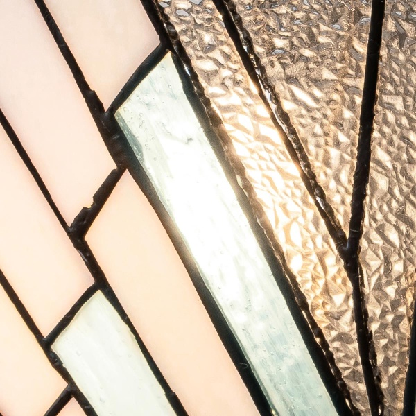 Detail van Tiffany wandlamp met glas-in-lood in crème en amber tinten
