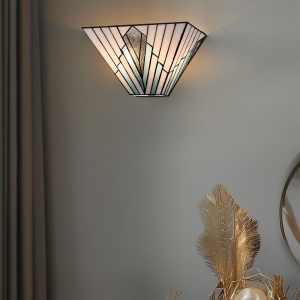 Wandlamp Tiffany in piramidevorm met glas in pastelkleuren aan muur