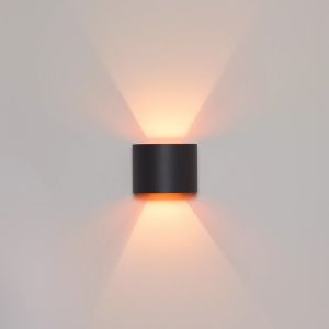 Grijze dimbare LED wandlamp met warmwit licht omhoog en omlaag gericht