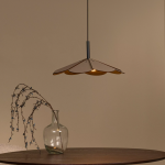 Taupe hanglamp met bloemvormige kap boven houten tafel in warme setting