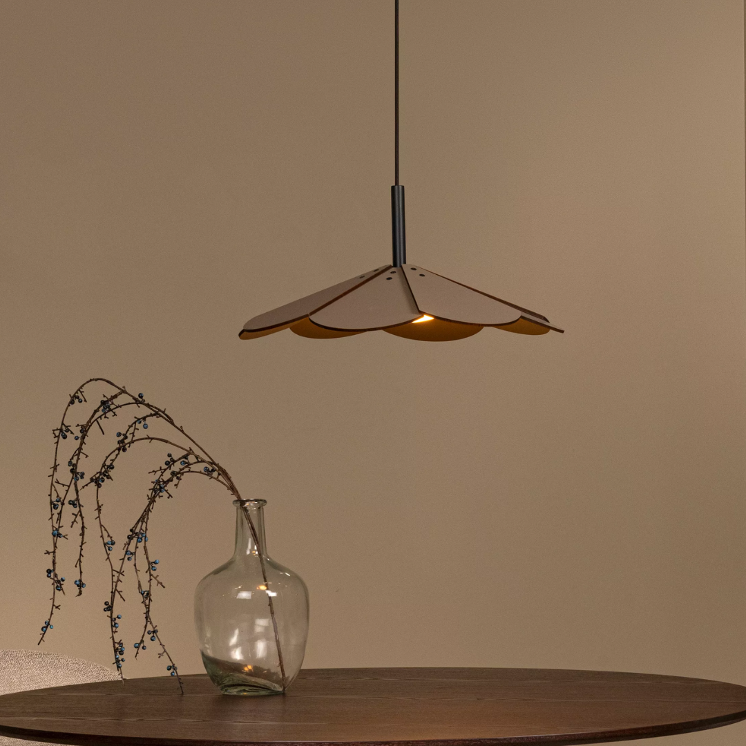 5411212134257 (79) Taupe hanglamp met bloemvormige kap boven houten tafel in warme setting