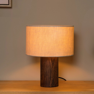 Tafellamp met houten voet en beige stoffen kap in warme gloed