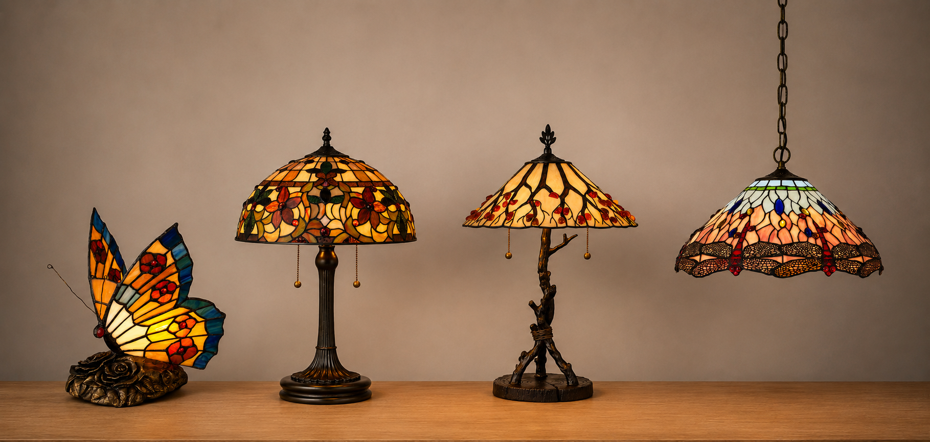 Tiffany lampen van glas in warme tinten op houten oppervlak