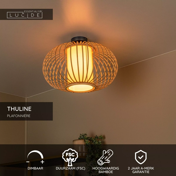 Bamboe plafonnière in lichte houtlook met warm licht aan plafond