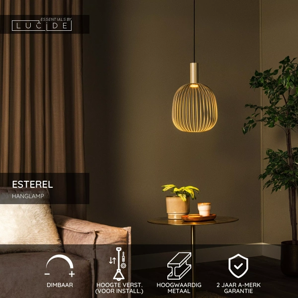 Taupe metalen hanglamp met open draadkap boven bijzettafel in warme woonkamer