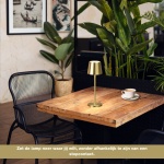 Oplaadbare tafellamp mat messing op houten tafel in gezellige zithoek