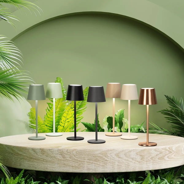 4052231505010_anders_002 Oplaadbare tafellampen in diverse kleuren op ronde tafel in groene omgeving