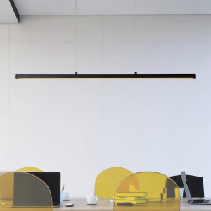 Zwarte LED hanglamp 30W dimbaar boven moderne werktafel met gele stoelen