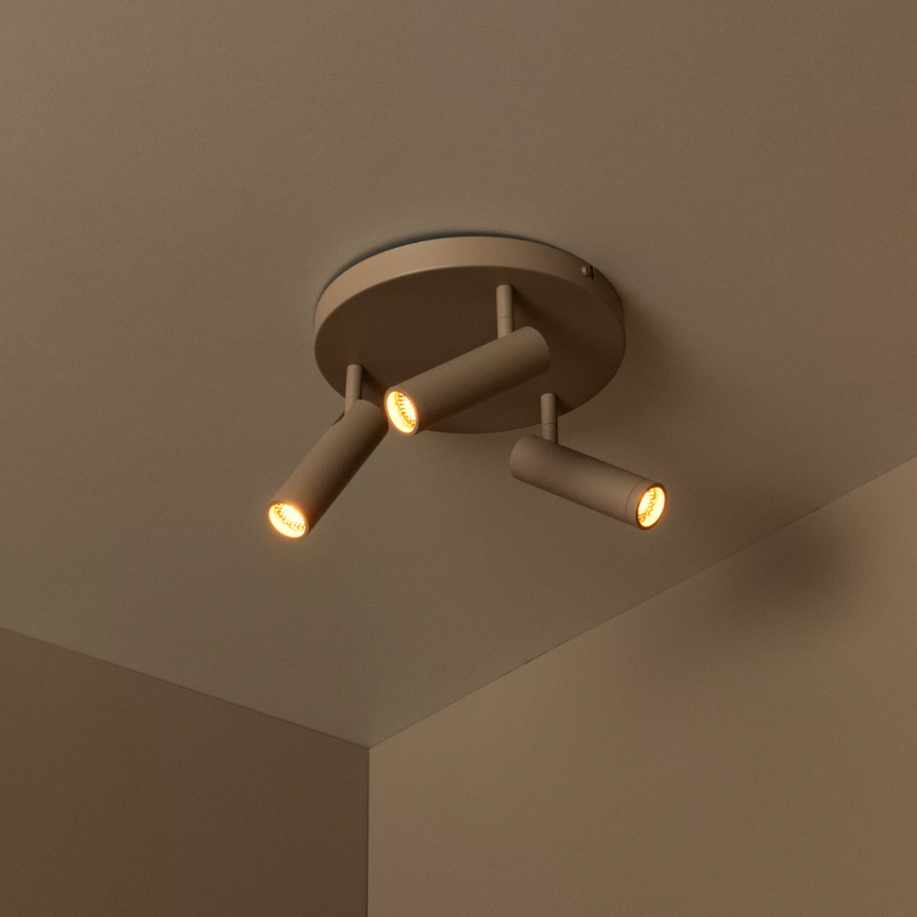 Taupe plafondspot met drie verstelbare lichtspots in moderne interieursetting