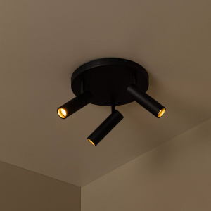 Zwarte plafondspot met drie verstelbare lichtpunten in warme verlichting