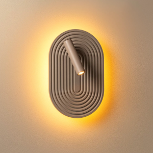 Taupe wandlamp met kantelbare spot en warmwit licht tegen beige muur