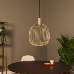 Taupe metalen hanglamp met open draadkap boven eettafel in moderne woonkamer