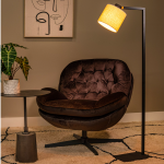 Zwarte Japandi vloerlamp met beige kap naast bruine fauteuil in woonkamer