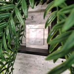 Witte LED duo tastdimmer inbouw met twee knoppen aan betonnen muur