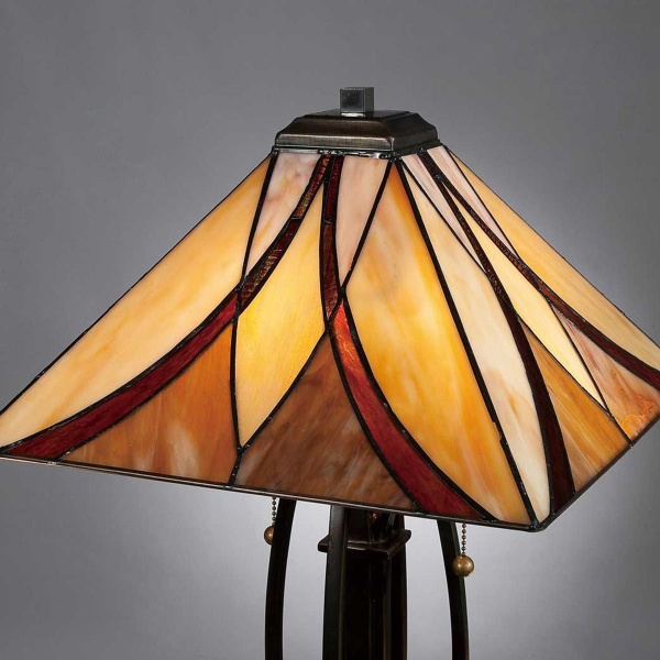 Tafellamp Tiffany glas in amber en rood met bronzen armatuur