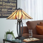 Tafellamp Tiffany met bronzen voet en glas-in-lood kap in woonkamer