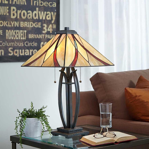 Tafellamp Tiffany met bronzen voet en glas-in-lood kap in woonkamer