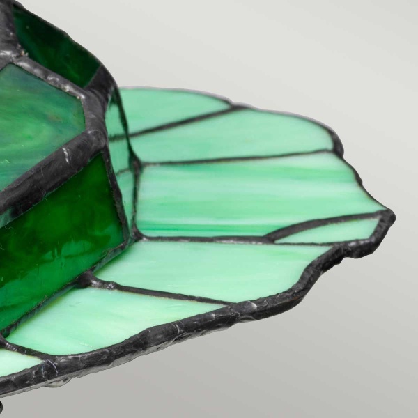 Groene Tiffany glazen lampenkap met bladvormig patroon en loden afwerking