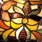 Glas-in-lood plafondlamp in Tiffany-stijl met warme amber- en groentinten