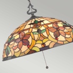Hanglamp Tiffany glas-in-lood kap met bloemmotief en bronzen fitting