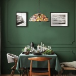 Hanglamp Tiffany glas-in-lood brons boven eettafel in groene eetkamer