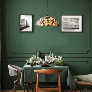 Hanglamp Tiffany glas-in-lood brons boven eettafel in groene eetkamer