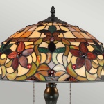 Tafellamp Tiffany glas-in-lood kap met bloemmotief en bronzen fitting