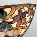 Glas-in-lood wandlamp met bloemmotief in warme tinten