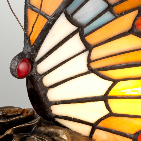 Vlinder tafellamp met glas-in-lood vleugels in oranje en crème tinten