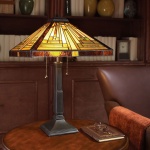Tafellamp Tiffany met bronzen voet en glas-in-lood kap in warme tinten