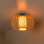 Plafonnière bamboe lichte houtlook met warm licht aan plafond
