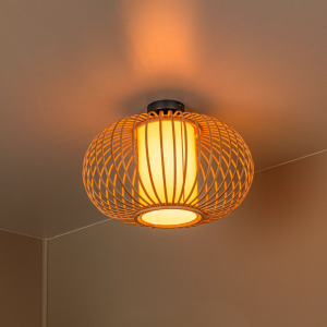 Plafonnière bamboe lichte houtlook met warm licht aan plafond