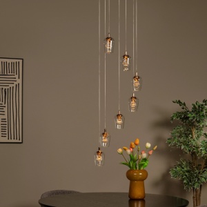 Moderne hanglamp met zeven glazen pendels en warm dimbaar licht boven eettafel